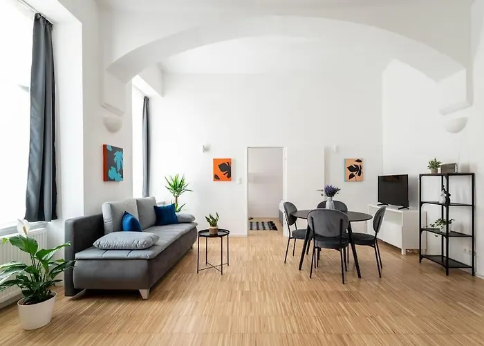 Spacious 2br Near Attractions By Hm *