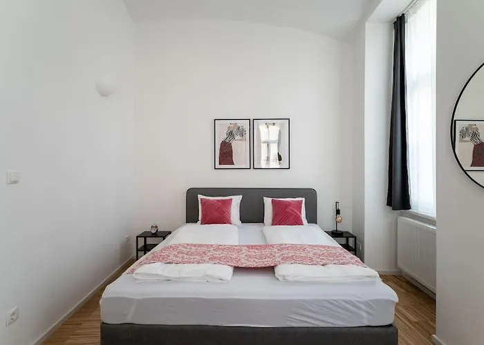Spacious 2br Near Attractions By Hm