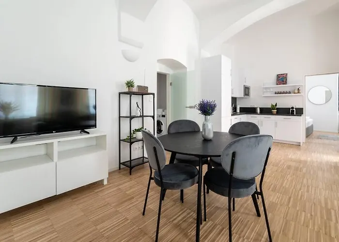 Spacious 2br Near Attractions By Hm Apartmán